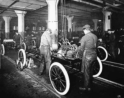 Первый в истории сборочный конвеер, США, штат Мичиган, г. Детройт, завод Ford Highland Park, 1913 г.