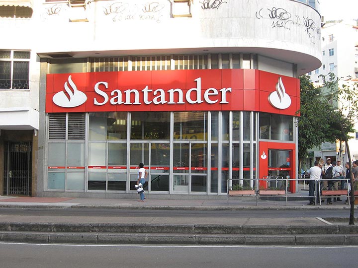 Одно из отделений банка Santander в Рио-де-Жанейро, Бразилия