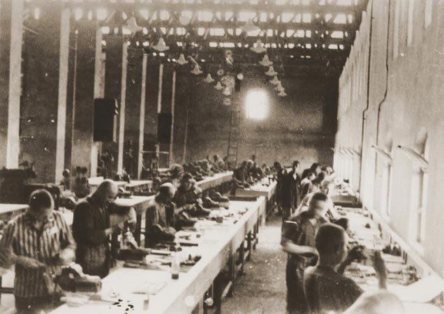 Заключенные концентрационного лагеря Бобрек на принудительных работах на фабрике Siemens, 1944 г.
