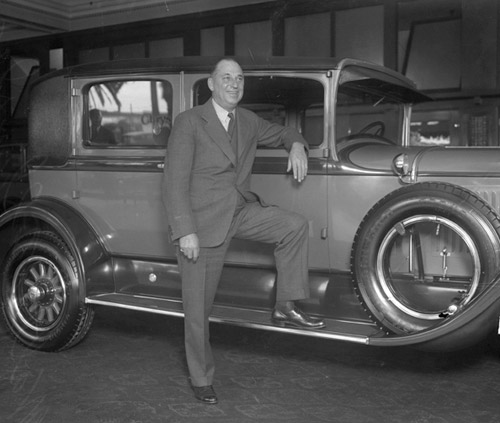 Уолтер Крайслер и первый автомобиль компании Chrysler Six, 1924 г. (газета Los Angeles Times)