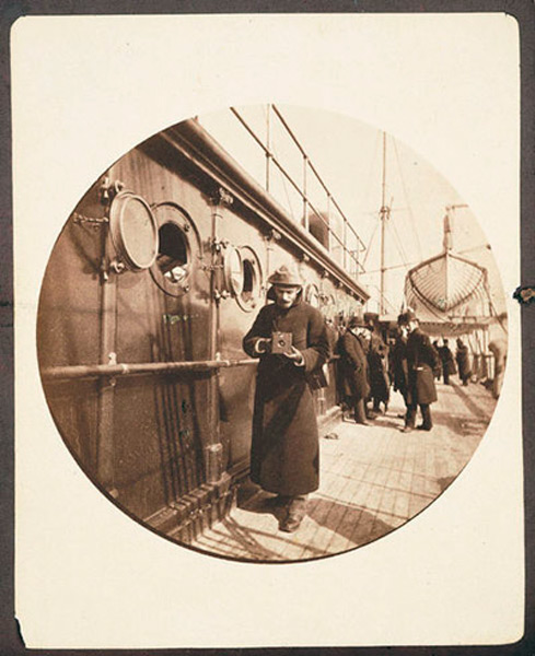 Джордж Истмен на палубе парахода, февраль 1890 г. (снимок сделан первым фотоаппаратом Kodak)