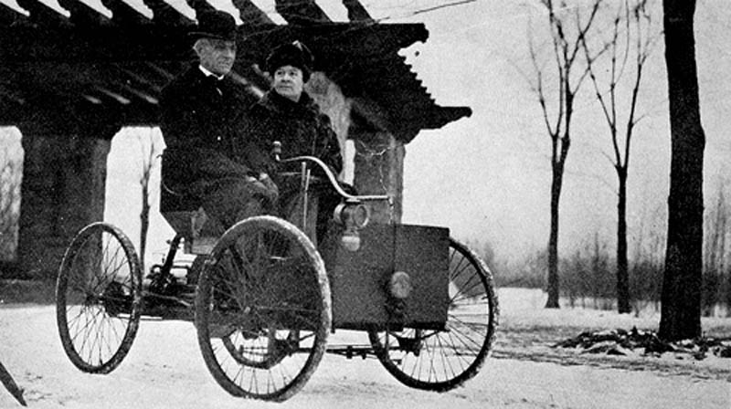 Генри Форд с женой на своем первом автомобиле