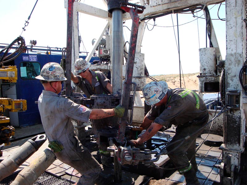 Бурильщики на нефтяной вышке, Грили, штат Колорадо, США, 2008 г.