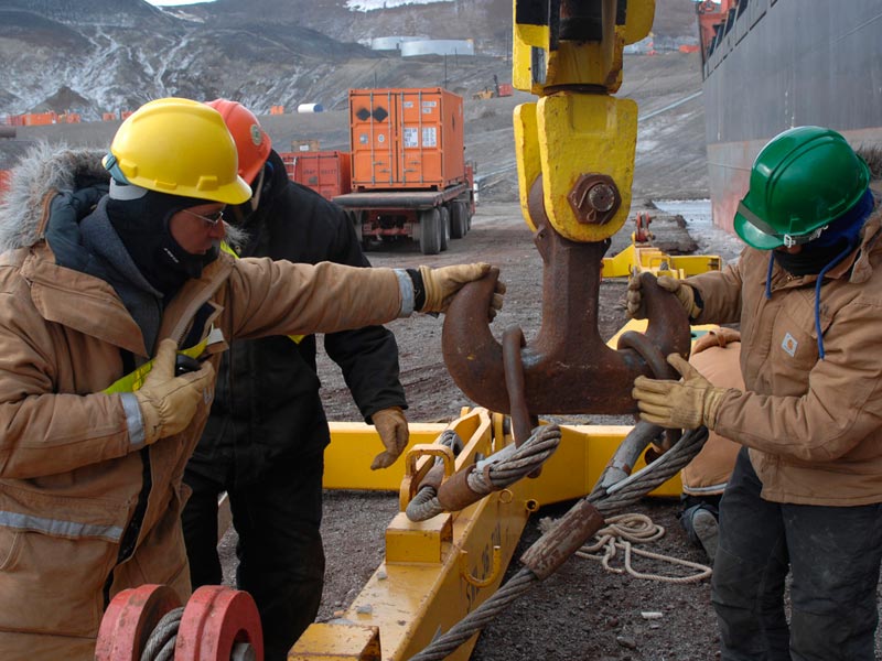 Работники при погрузочно-разгрузочных работах, остров Росс, Антарктида, 2007 г.