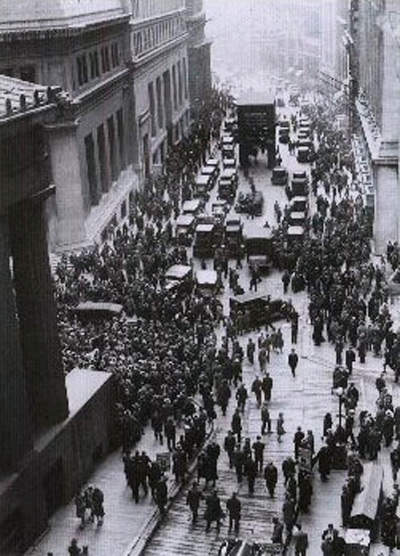 Толпа людей возле Нью-Йоркской фондовой биржи после финансового краха в 1929 г.