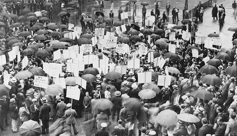 Толпы вкладчиков Bank of America собрались в дождь возле банка, 1931 г.