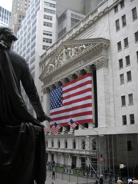 Современный вид на улицу Уолл-стрит и Нью-Йорскую фондовую биржу с памятника Джорджу Вашингтону на Федерал-холл