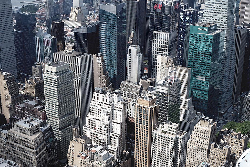 Вид на один из символов капитализма - Манхэттен, Нью-Йорк, США