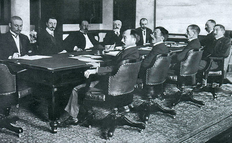 Переговоры по Портсмутскому мирному договору (С.Ю. Витте в дальнем ряду в середине), г. Портсмут, штат Нью-Гемпшир, США, 1905 г.